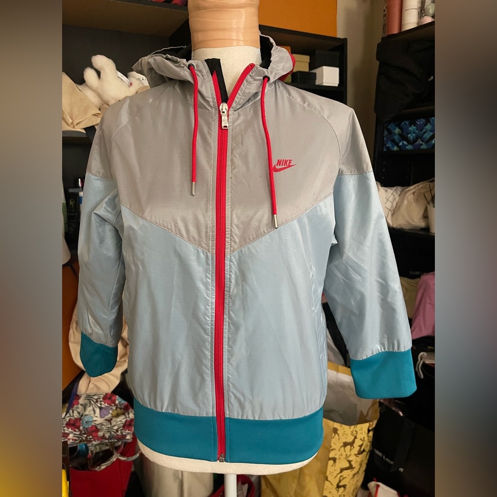 Nike sportswear wind runner. Pre own Mint condition. Sz. M.